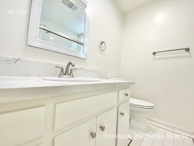 Building Photo - 931 S Wooster St Los Angeles, CA 90035