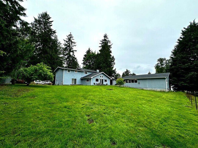 Building Photo - Rare Kent Gem, 3 BR | 3 BA | 2 DEN | 0.41 ...