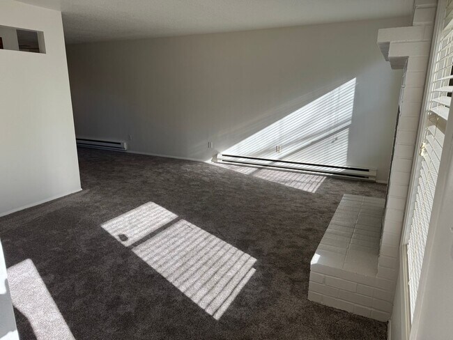 Building Photo - $500 off 1st Rent - Spacious 3 bedroom, 1.5 bathroom Townhouse, Lush Greenspace