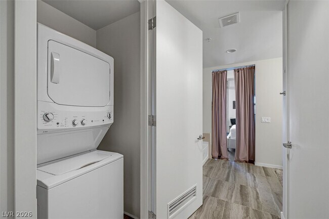 Building Photo - 353 E Bonneville Ave