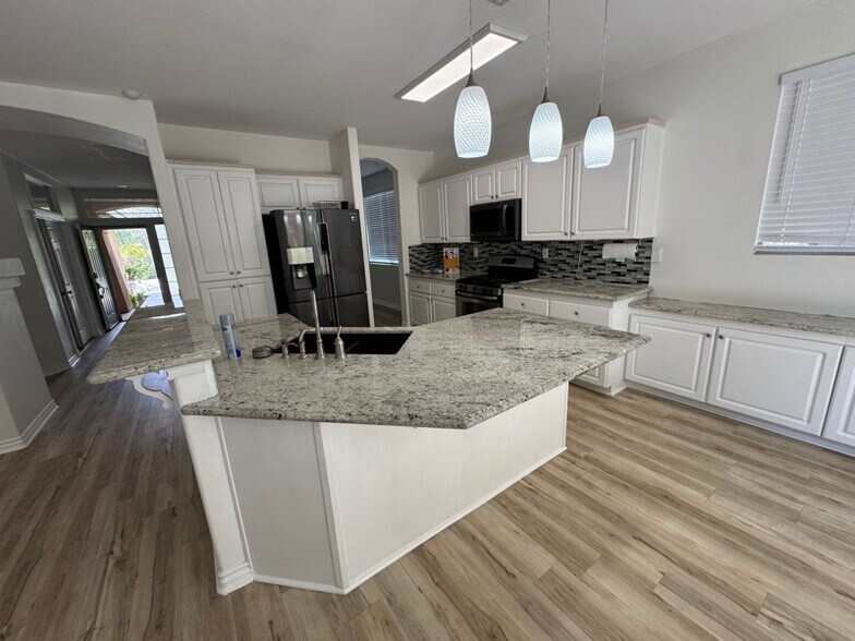 Building Photo - 10129 Delcresta Dr