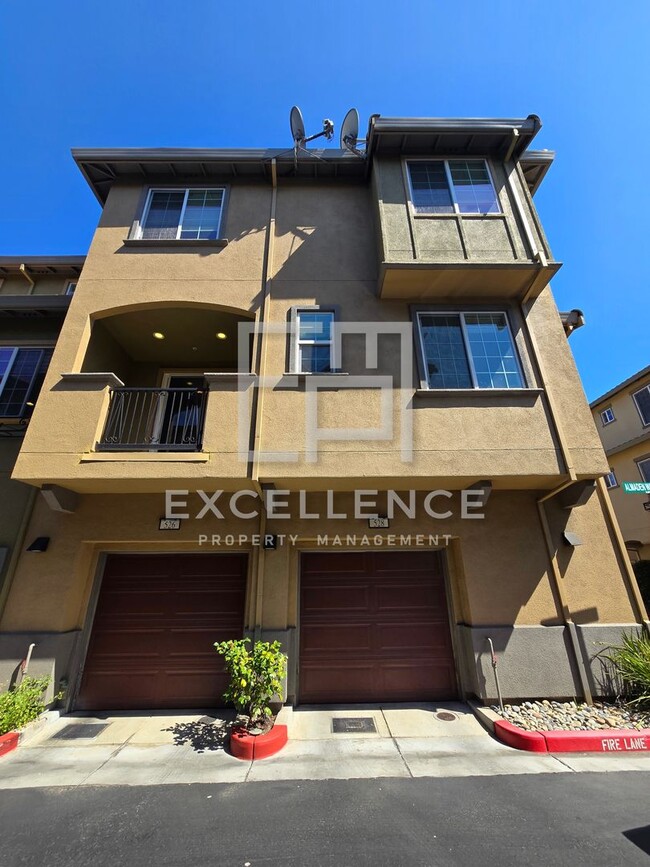 Building Photo - Beautiful  2/2.5 Townhouse - 2 Car Garage,...