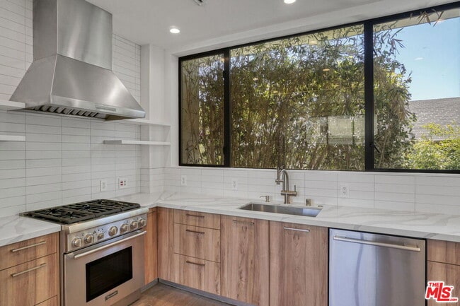 Building Photo - 1447 N Martel Ave