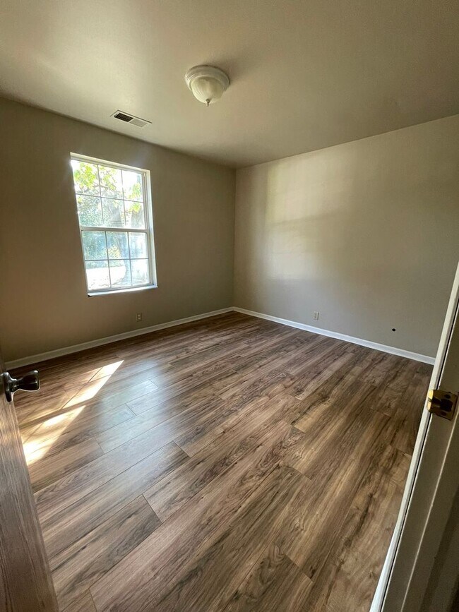 Building Photo - 3 Bed 2 Bath House For Rent in Winfield, MO