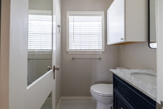 Building Photo - Pre-lease Sumer 2026! Charming 2-Story Home in Tech Terrace!