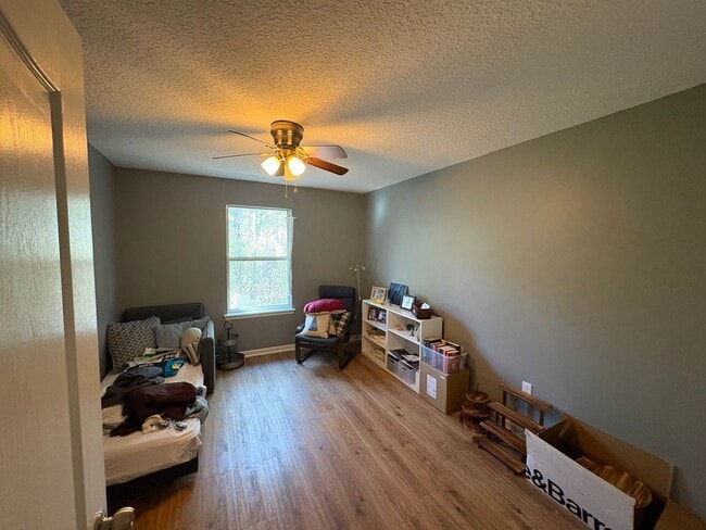 Building Photo - 496 Walnut Dr