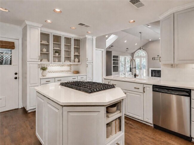 Building Photo - 4601 Club Cir NE