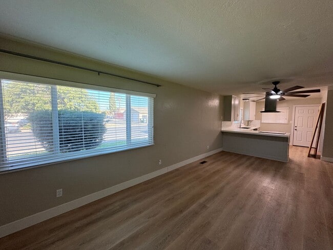 Building Photo - 970 N Villa Ave