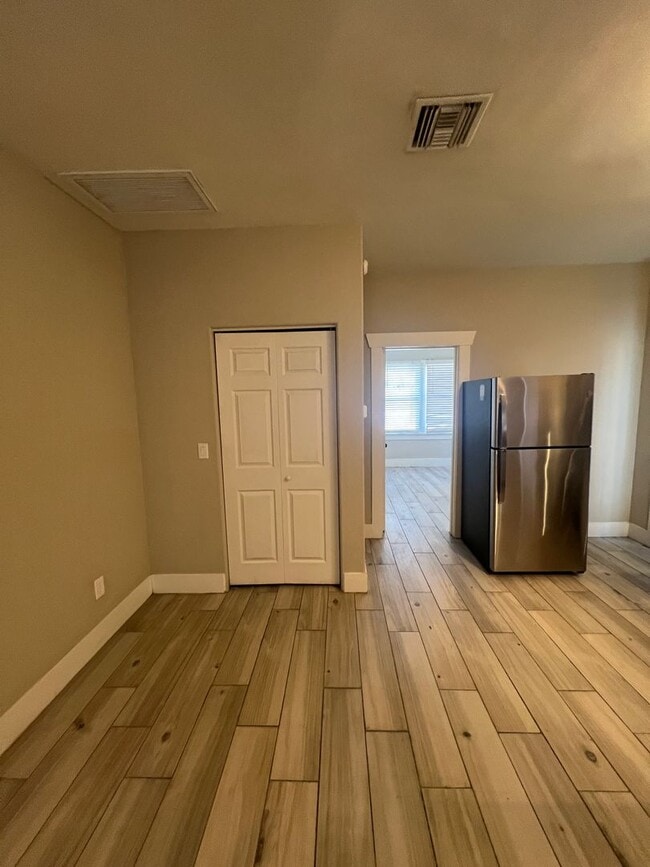 Building Photo - Fully Remodeled 1 Bedroom Duplex Apartment in Historical U of A Neighborhood