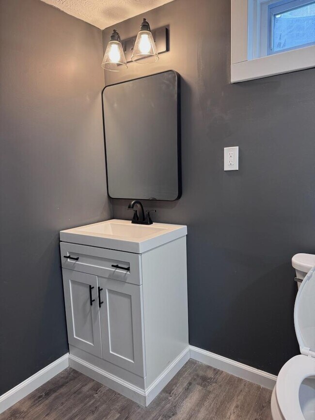 Building Photo - 2127 Winfield Ave