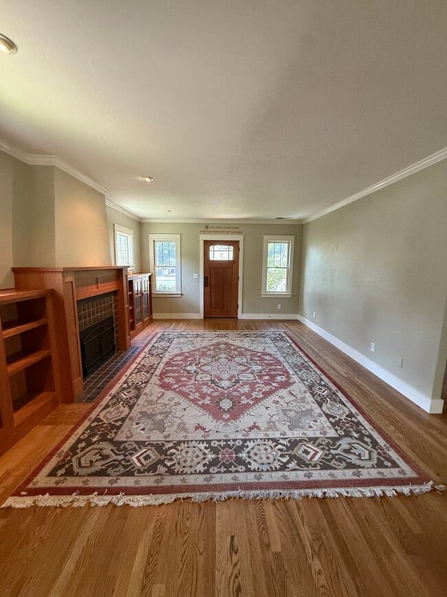 Building Photo - 2 Bedroom 1 Bathroom Updated Single Family...