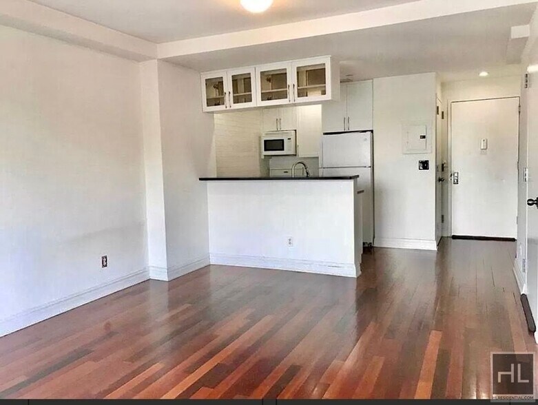 Building Photo - 31 AVENUE