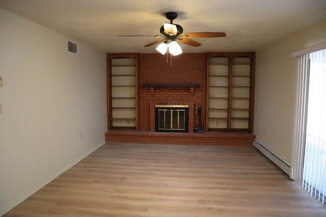 Building Photo - Livable, Lovable, & Avaiable!