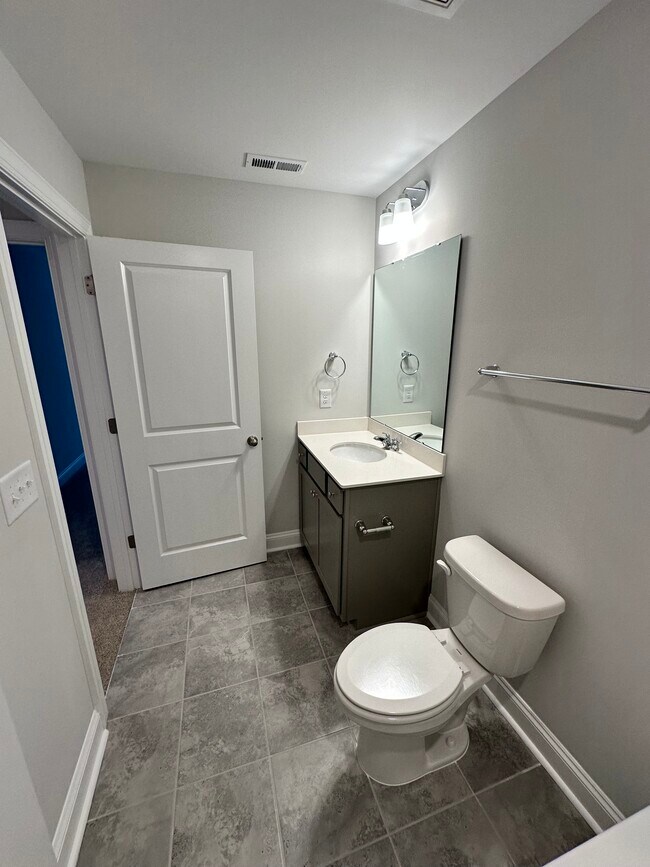 Level 3 bathroom - 579 Forestville Rd