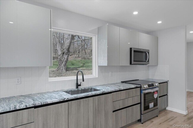Building Photo - 1435 NY-208