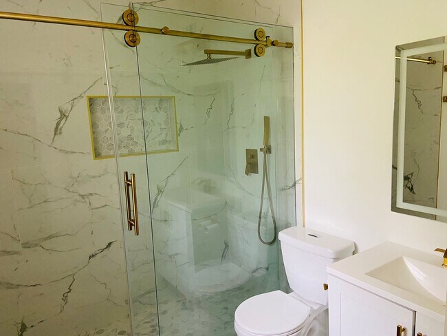 Building Photo - 3 bedrooms /2 bath Condo Available Now