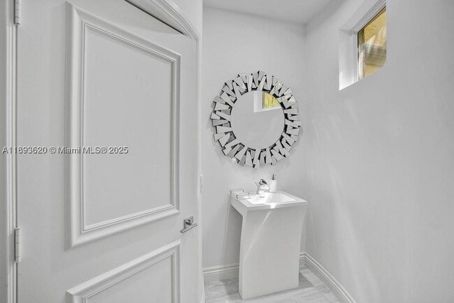 Building Photo - 1516 Island