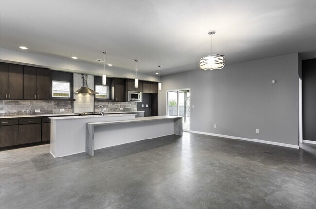 Building Photo - Stylish, Modern, Nearly New | 4-Bed | 2-Ba...