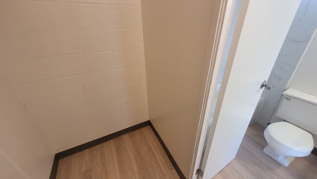 Building Photo - Newly Upgraded Spacious 1 Bedroom Apartment in the Ridgecrest Complex.