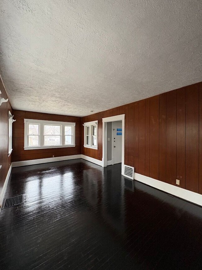 Building Photo - Beautifully finished 3 bedroom home for rent - Akron OH