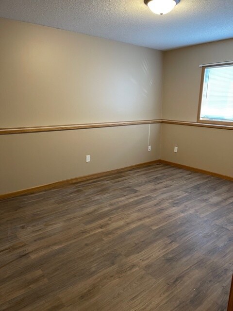 Building Photo - 413 Lilac Ln