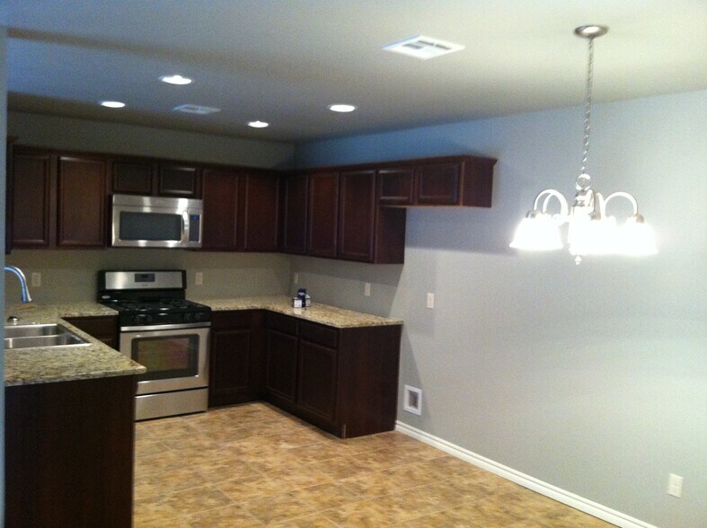 Building Photo - 127 Ashley Dr