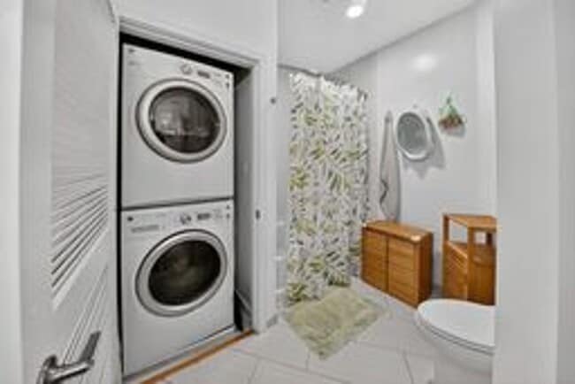 Building Photo - Stunning 1BR/ 1BA Condo with Den and Garag...