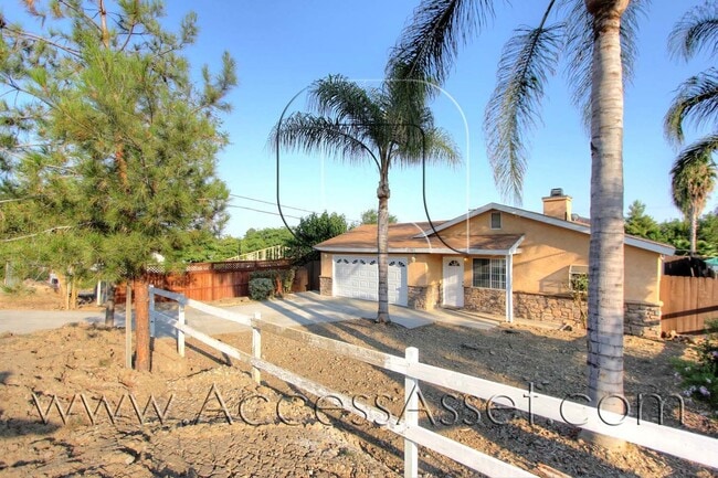 Building Photo - Beautiful Single-Story Home With 3 Bed/2 Bath