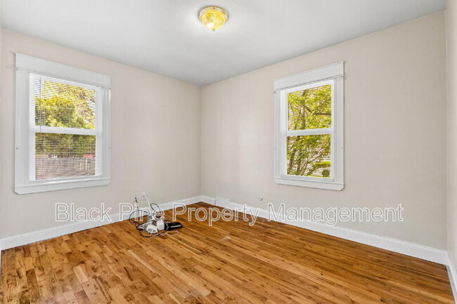 Building Photo - 221 W Elm St