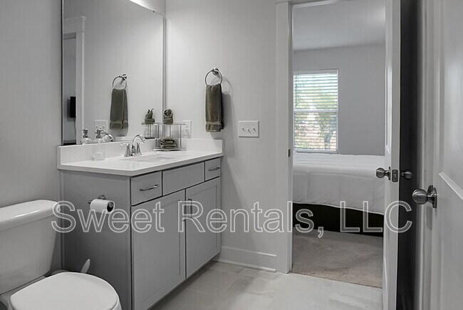 Building Photo - 4565 Mixson Ave