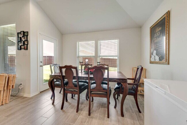 Building Photo - "Upgraded 3-Bed, 2-Bath Ranch Home Conveni...