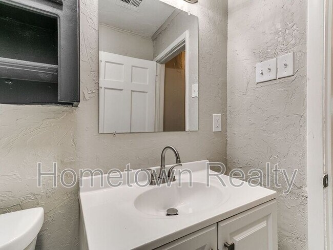 Building Photo - 220 E Jacobs Dr