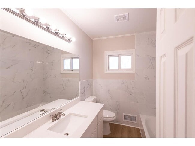 Building Photo - 118 13th Ave S