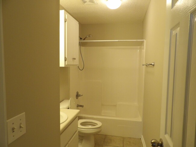 Building Photo - Creekside Townhomes, Creeke Lane, Enterpri...