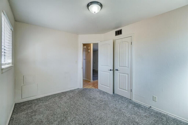Building Photo - 2112 SW 77th St