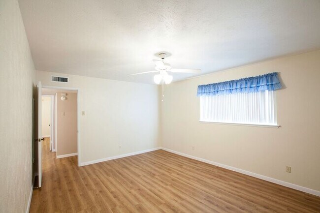 Building Photo - 921 Mossvine Dr