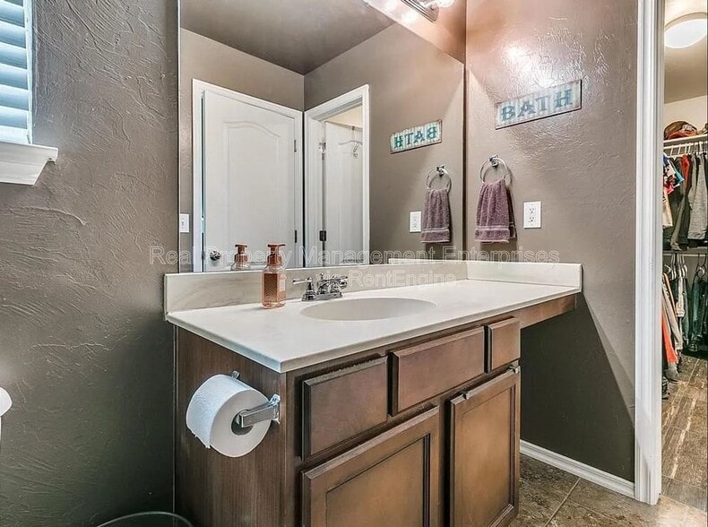 Building Photo - 532 W Shadow Ridge Way