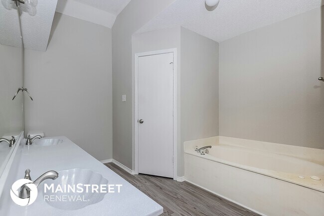 Building Photo - 4300 Bent Oaks Dr