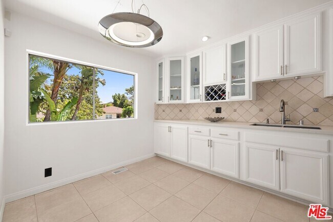 Building Photo - 9536 Cresta Dr