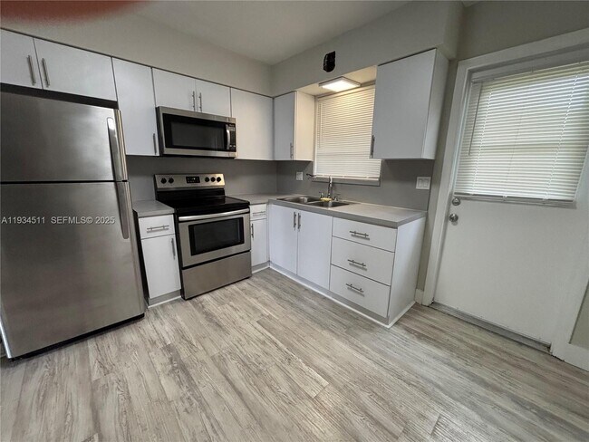 Building Photo - 301 SW 10th Terrace