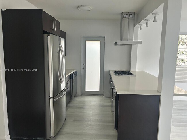 Building Photo - 7430 Carlyle Ave