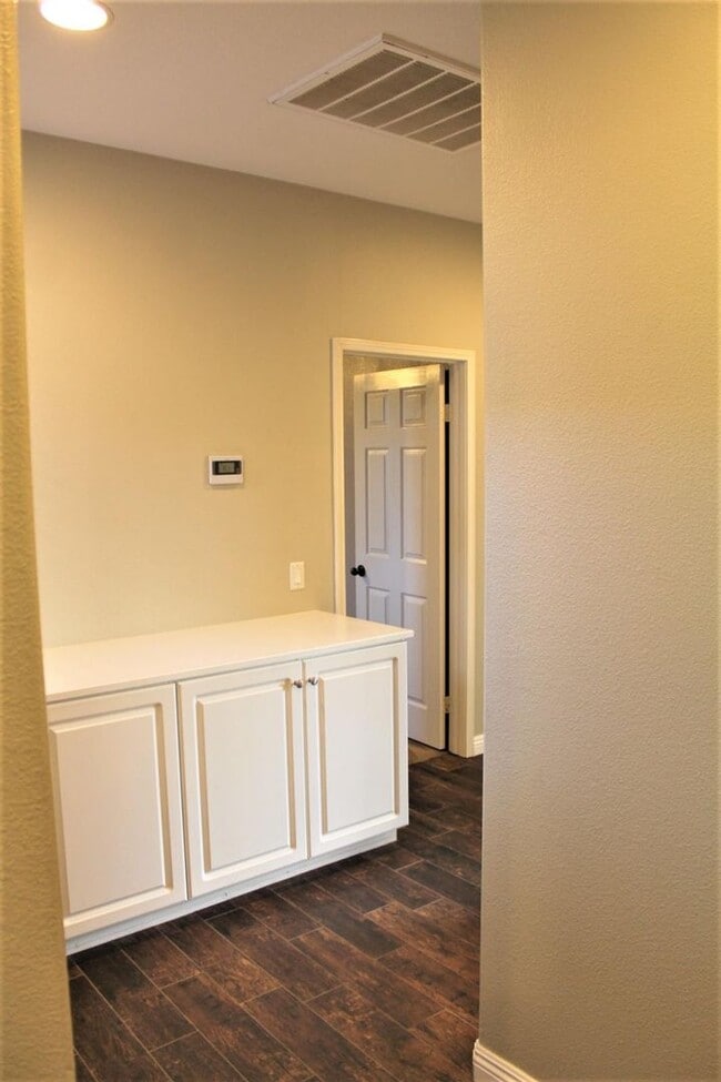 Building Photo - 4 Bedroom 2 Bath Home