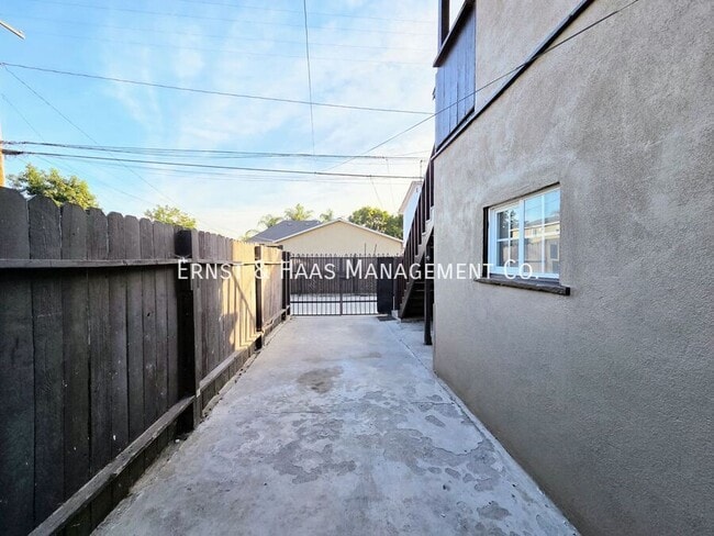 Building Photo - 244 1/2 E. 56th St.-