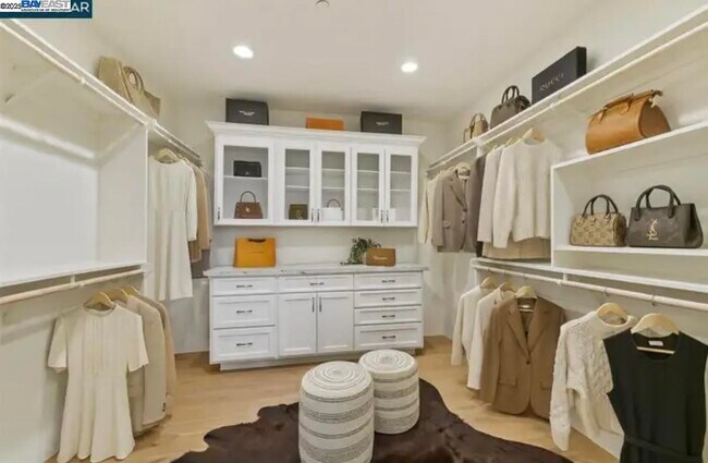 Building Photo - 132 Quinterra Ln