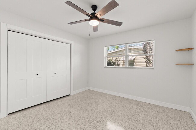 Building Photo - NEWLY RENOVATED Home For Rent in St Pete!