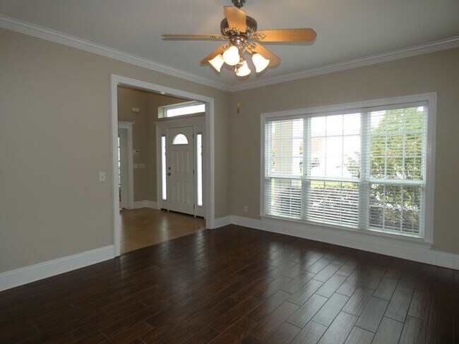 Building Photo - Marvelous Executive Pool Home in Hammersmith