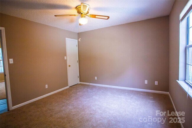 Building Photo - 322 Cottonwood Park Dr