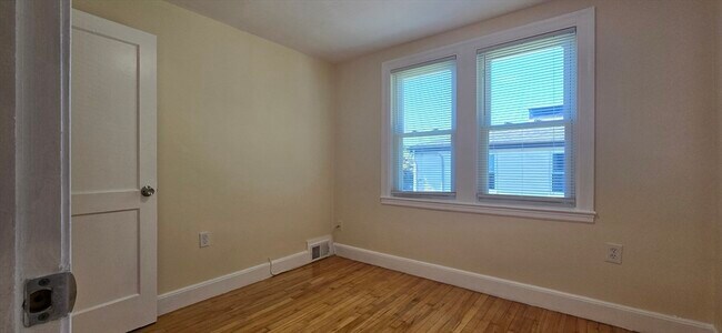 Building Photo - 84 Gladeside Ave