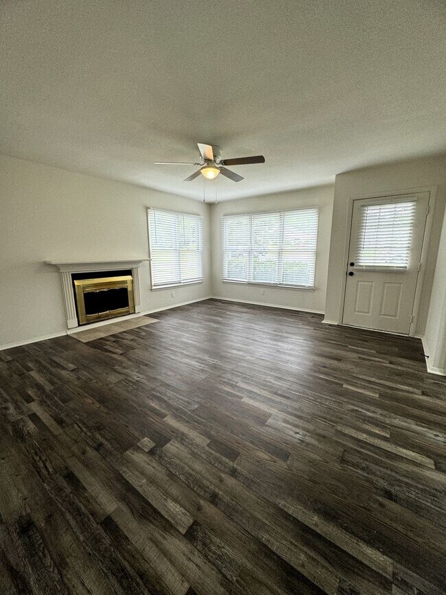 Building Photo - Move In Special!!