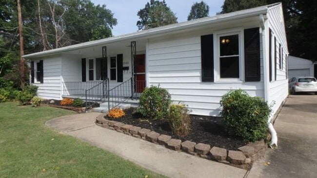 Building Photo - Wonderful 3 Bed 1 Bath House w/ Bonus Room!